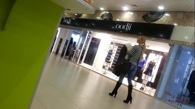 スーパーマーケットにいるクールな女