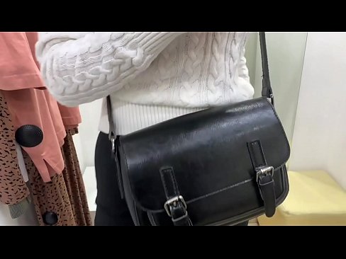 ❤️ 試着室でディルドを使った若い雌犬フェラルベリーの公開オナニー ️❌ 上質なセックス ❌️❤
